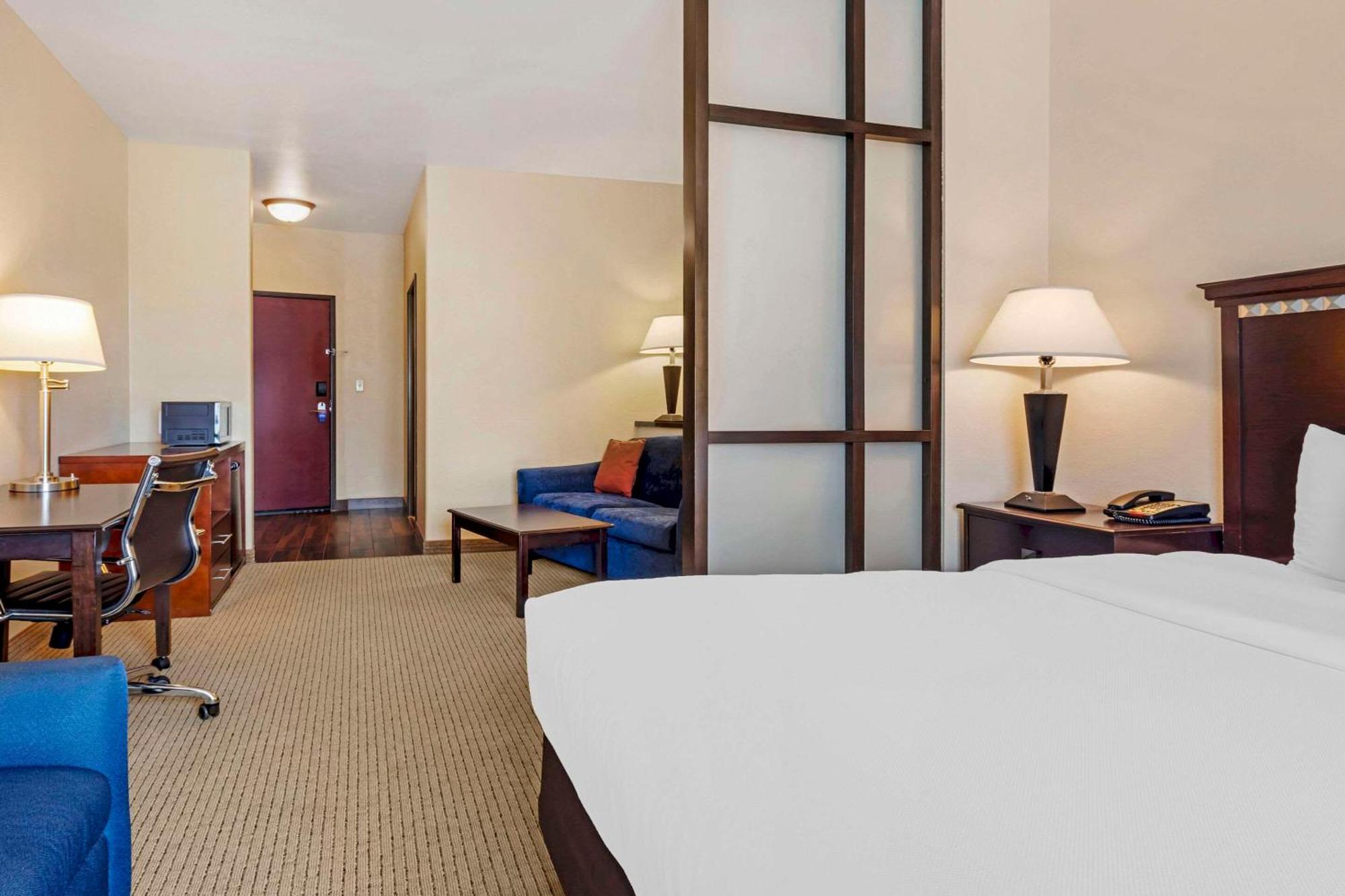 Comfort Suites Palestine Esterno foto