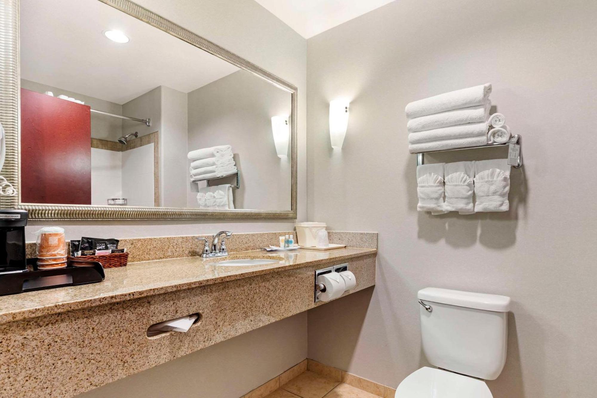 Comfort Suites Palestine Esterno foto